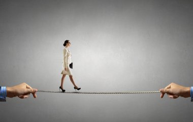 Kendinden emin ve riskli hanım kız. Karışık teknik