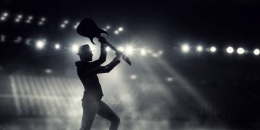 Zarif gitarist siluet. Karışık teknik