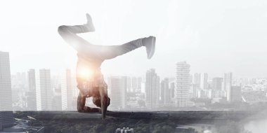 B-boy bazı performans taşır. Karışık teknik