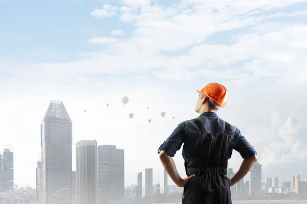 Ingeniero viendo paisaje urbano. Medios mixtos — Foto de Stock