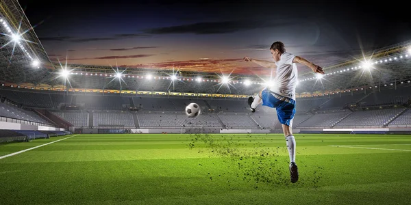 Jogador de futebol na arena desportiva. Meios mistos — Fotografia de Stock