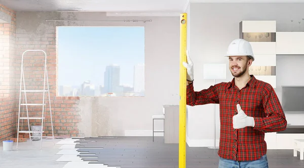 Homem construtor com nível. Meios mistos — Fotografia de Stock