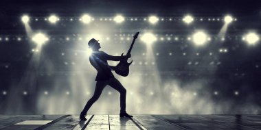 Zarif gitarist siluet. Karışık teknik