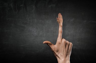 Başparmak göstermek yukarıya. Karışık teknik