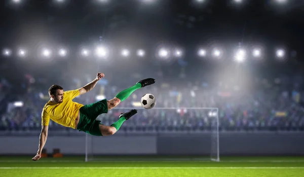 Heta stunder av fotbollsmatch. Mixed media — Stockfoto