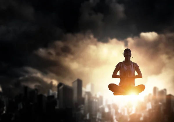 Yoga sebagai terapi fisik dan spiritual. Campuran media — Stok Foto