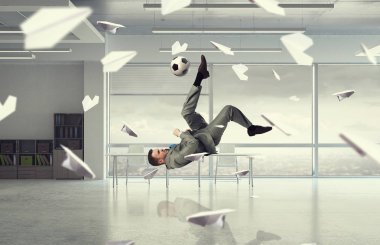 O futbol fanatiği. Karışık teknik