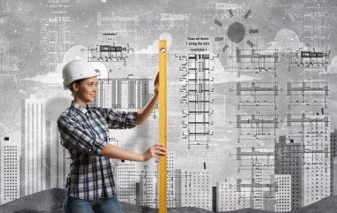 Önlemler alan Oluşturucusu kadın. Karışık teknik