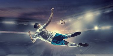 Saldırıda futbolcu. Karışık teknik