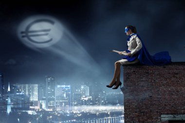 Güçlü ve kuvvetli süper kahraman. Karışık teknik