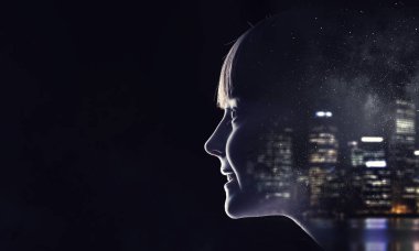 Koyu arka plan kız. Karışık teknik