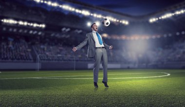 İşadamı tekme top. Karışık teknik