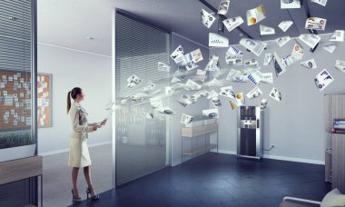 Çekici meşgul iş kadını. Karışık teknik