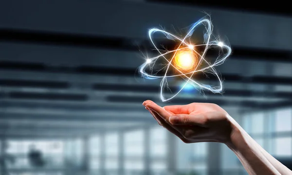 Atom ikona v palm. Kombinovaná technika. Kombinovaná technika — Stock fotografie