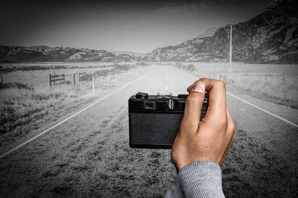 Foto van de man rekening houdend met vintage camera. Mixed media — Stockfoto