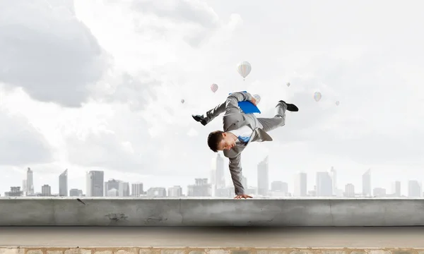 Giovane uomo d'affari breakdancer. Tecnica mista. Mezzi misti — Foto Stock