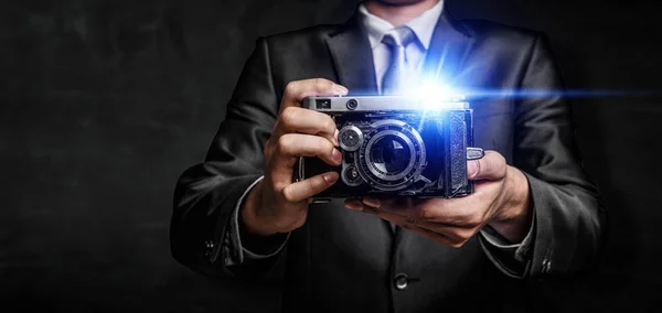 Geschäftsmann beim Fotografieren mit Oldtimer-Kamera. Gemischte Medien — Stockfoto