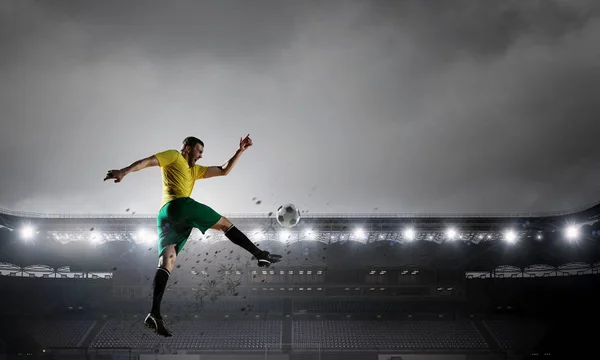 Jugador de fútbol en el estadio deportivo. Medios mixtos —  Fotos de Stock