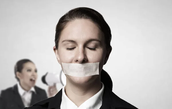 Müde Frau unter Buhrufen. Gemischte Medien — Stockfoto