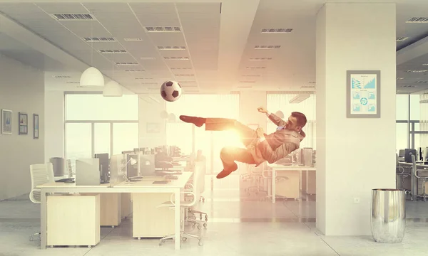 사무실에서 축구를 재생. 혼합 매체 — 스톡 사진