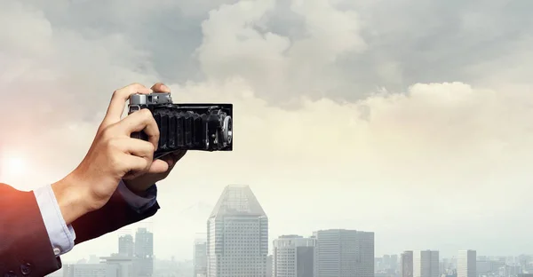 Man tar foto med vintage kamera. Mixed media — Stockfoto