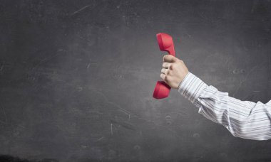 Alıcı elinde telefon. Karışık teknik