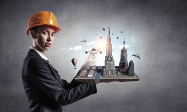 Kadın sunan inşaat modeli. Karışık teknik