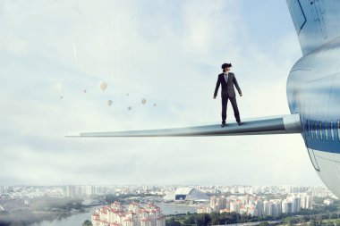 Sanal kask içinde adam. Karışık teknik