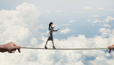 Blindfolded yürüyor. Karışık teknik