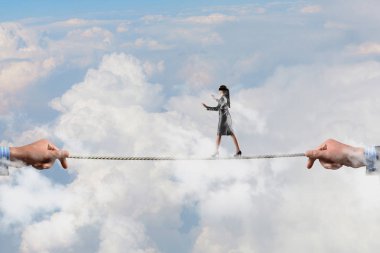 Blindfolded yürüyor. Karışık teknik