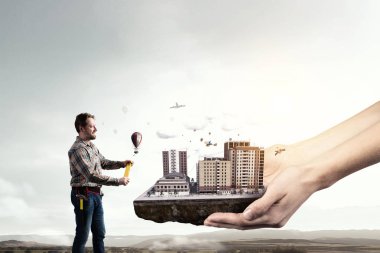 Yetişkin mühendis adam. Karma ortam. Karışık teknik