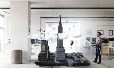 Yetişkin mühendis adam. Karma ortam. Karışık teknik