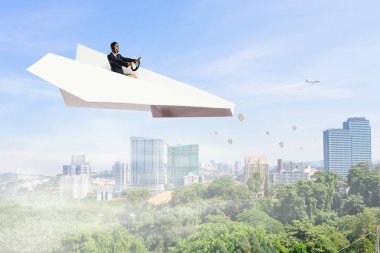 Gökyüzünde yüzen kadın havacı. Karışık teknik