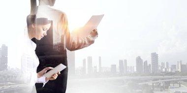 Tablet üzerinde çalışan çekici iş kadını. Karışık teknik