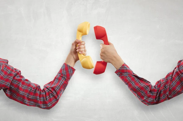 Telefonhörer in der Hand. Gemischte Medien — Stockfoto