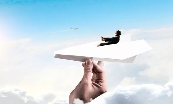 Γυναίκα αεροπόρος επιπλέουν στον ουρανό. Μικτή τεχνική — Φωτογραφία Αρχείου
