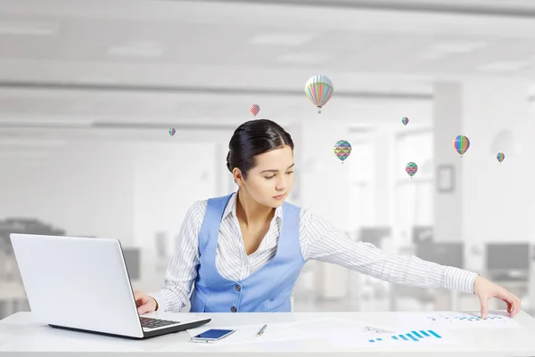 Femme d'affaires au bureau. Techniques mixtes — Photo