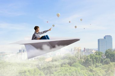 Hipster adam sörf gökyüzü. Karışık teknik