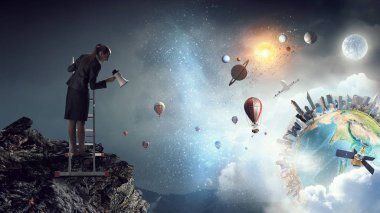 Megafon içinde konuşan iş kadını. Karışık teknik