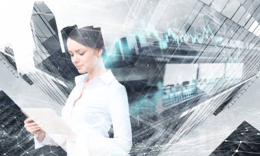 Tablet üzerinde çalışan çekici iş kadını. Karışık teknik