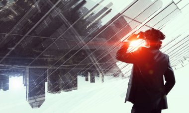 Sanal kask içinde adam. Karışık teknik