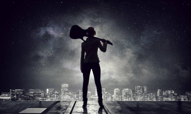 Onun yaşam tarzı müziktir. Karışık teknik