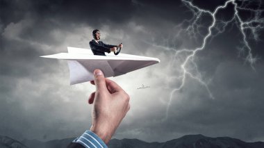 Gökyüzünde yüzen kadın havacı. Karışık teknik