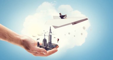 Gökyüzünde yüzen kadın havacı. Karışık teknik