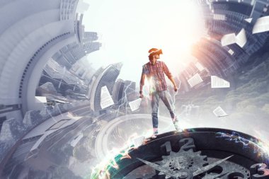 Sanal kask içinde adam. Karışık teknik