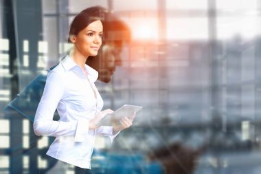 Tablet üzerinde çalışan çekici iş kadını. Karışık teknik