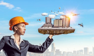 Kadın sunan inşaat modeli. Karışık teknik