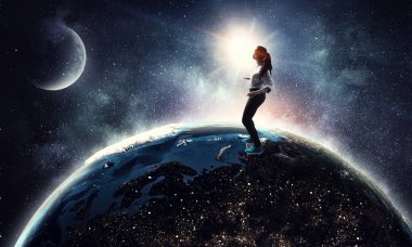 Genç kız kaykay binmek. Karışık teknik