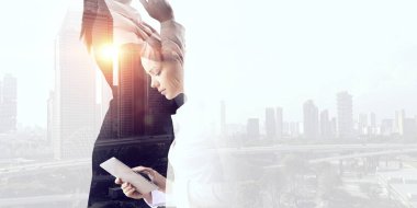 Tablet üzerinde çalışan çekici iş kadını. Karışık teknik