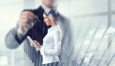 Tablet üzerinde çalışan çekici iş kadını. Karışık teknik